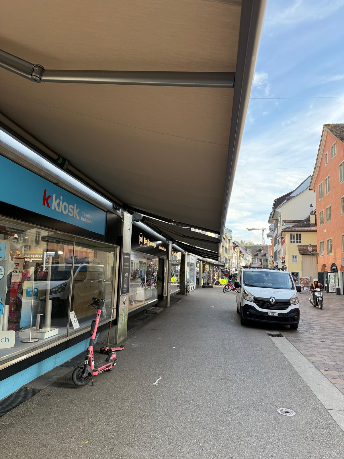 Grosse Sonnenstore über den Schaufenstern in der Winterthurer Altstadt, montiert von Wyland Storenbau