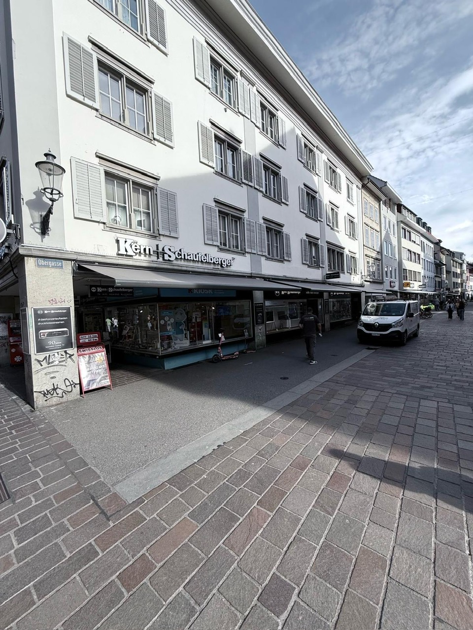 Häuserfront in der Winterthurer Altstadt mit montierten Sonnenstoren